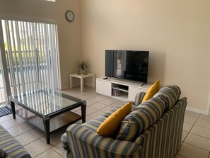 บ้านพัก | บริเวณนั่งเล่น | สมาร์ททีวี 55 นิ้ว พร้อมช่องดิจิตอล, บริการสตรีมมิ่ง