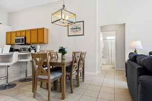 In-room dining - Emerald Island Retreat Near Parks (Kissimmee)