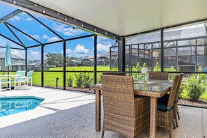 Outdoor dining - Emerald Island Retreat Near Parks (Kissimmee)