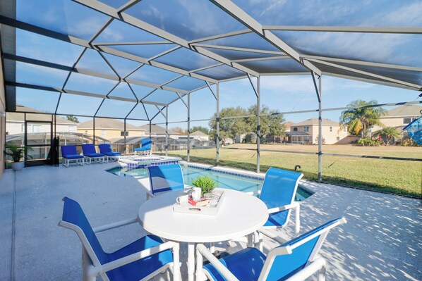 Outdoor pool - Emerald Island Retreat Near Parks (Kissimmee)