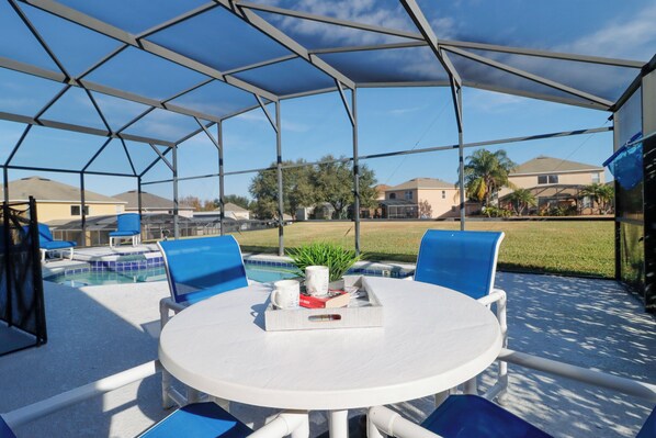 สระว่ายน้ำกลางแจ้ง