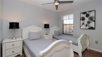 Fer et planche à repasser, lits bébé (gratuits), lit parapluie