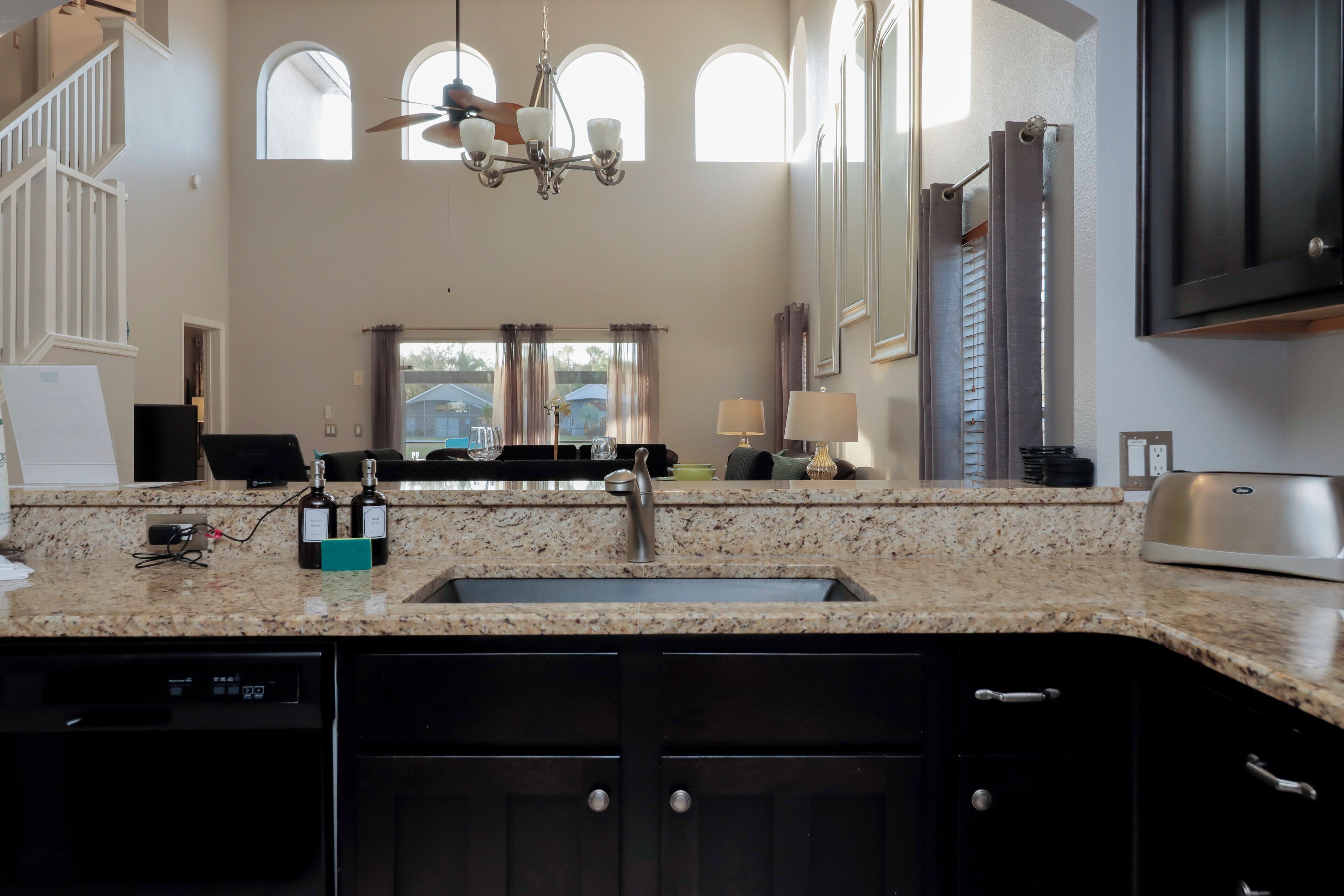 Hus | Eget kjøkken | Kjøleskap, mikrobølgeovn, ovn og kokeplater