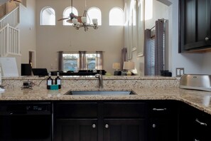 Talo | Yksityinen keittiö | Täysikokoinen jääkaappi, mikroaaltouuni, uuni, liesi