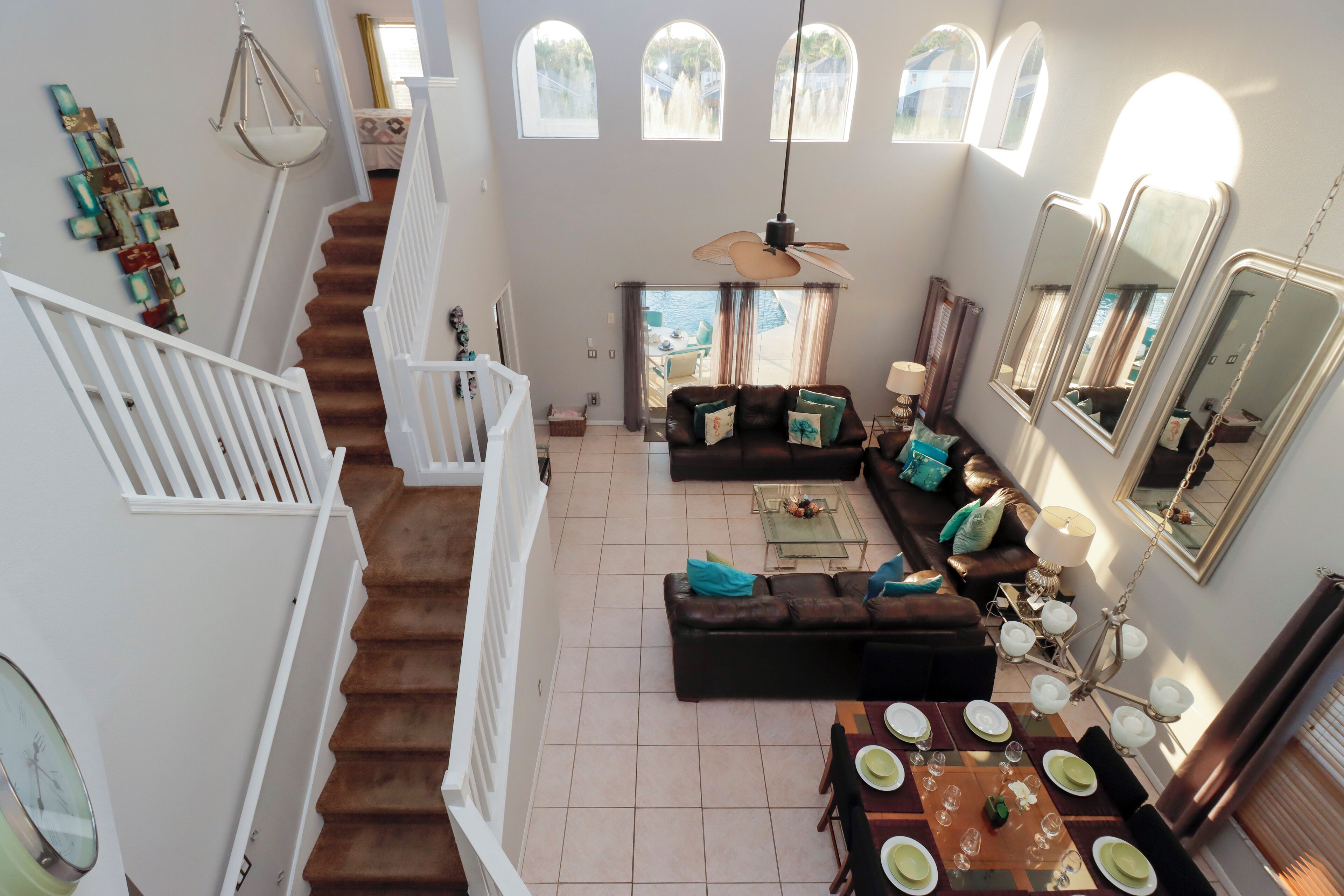 Hus | Oppholdsområde | En 55-tommers smart-TV med digitale kanaler samt strømmetjenester