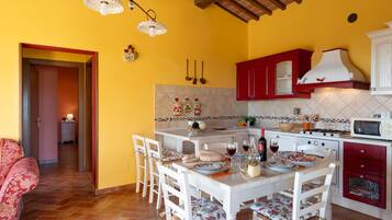 Villa, 2 chambres, fumeurs, piscine privée | Salle à manger