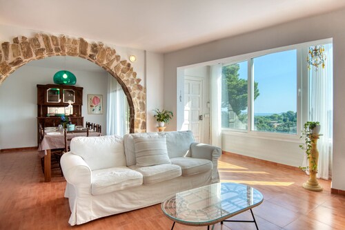 CASONA: Spacious family home with private pool in Pals