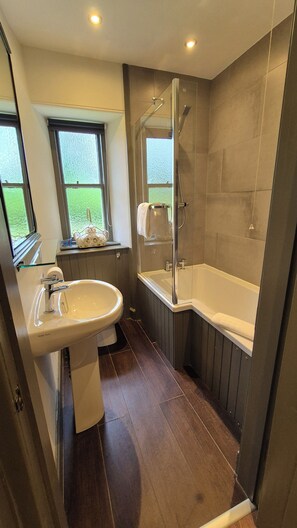 Hair dryer, towels, soap, toilet paper - Gate Lodge - historic rural cottage with hot tub, Aberdeenshire (Fettercairn)