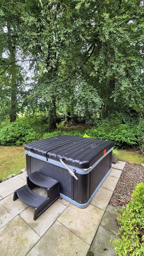 Outdoor spa tub - Gate Lodge - historic rural cottage with hot tub, Aberdeenshire (Fettercairn)