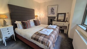 2 bedrooms, iron/ironing board, free WiFi, bed sheets - Gate Lodge - historic rural cottage with hot tub, Aberdeenshire (Fettercairn)