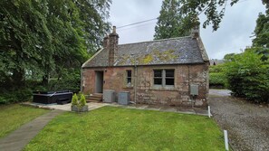 Exterior - Gate Lodge - historic rural cottage with hot tub, Aberdeenshire (Fettercairn)