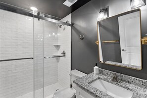 Een douche, een haardroger, handdoeken, zeep