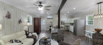 Luxury Barn Apartment in charming Howey-in-the-Hills - Best of Both Worlds!