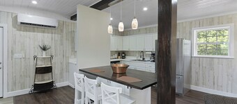 Luxury Barn Apartment in charming Howey-in-the-Hills - Best of Both Worlds!