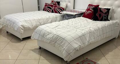 2 Bed Flat - Sleeps 4 - Pets - Parking - Wifi
