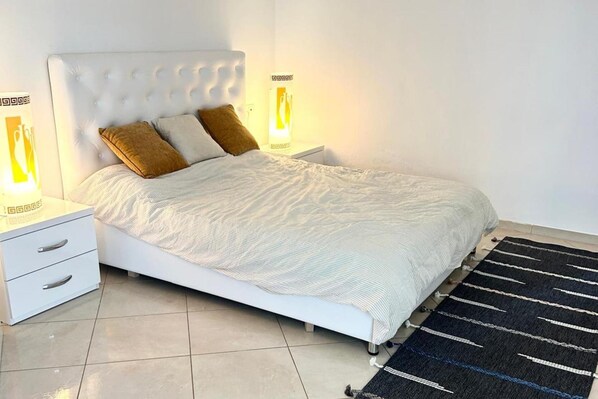 2 bedrooms, free WiFi, bed sheets - 2 Bed Flat - Sleeps 4 - Parking - Wifi (Vlorë)