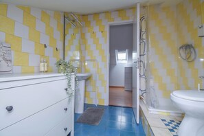 Shower, hair dryer, towels, soap - Cozy Apartment in Amoreiras | River View|A/C (Lisboa)