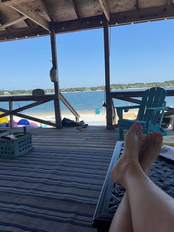 På stranden, solstolar och strandhanddukar