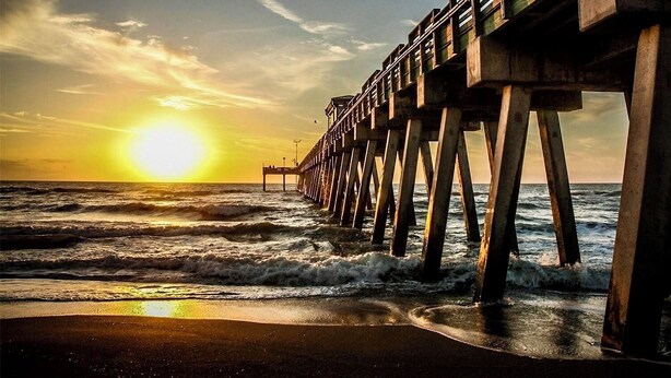 A pier extending into the ocean with the sun setting in the background. - Renovated 1925 Bungalow • Heated Pool • 3BR En-Suite • 2 Mi to Venice Beach (Venice)