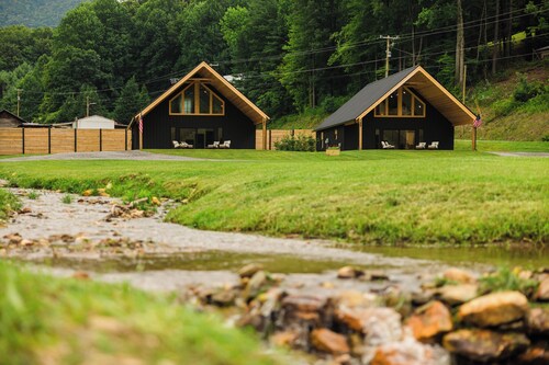 BRAND NEW Mountain Barndominium Retreat / Sleeps 6 / 4 Miles to Main St