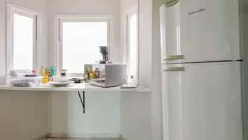 Geladeira, micro-ondas, fogão, cooktop