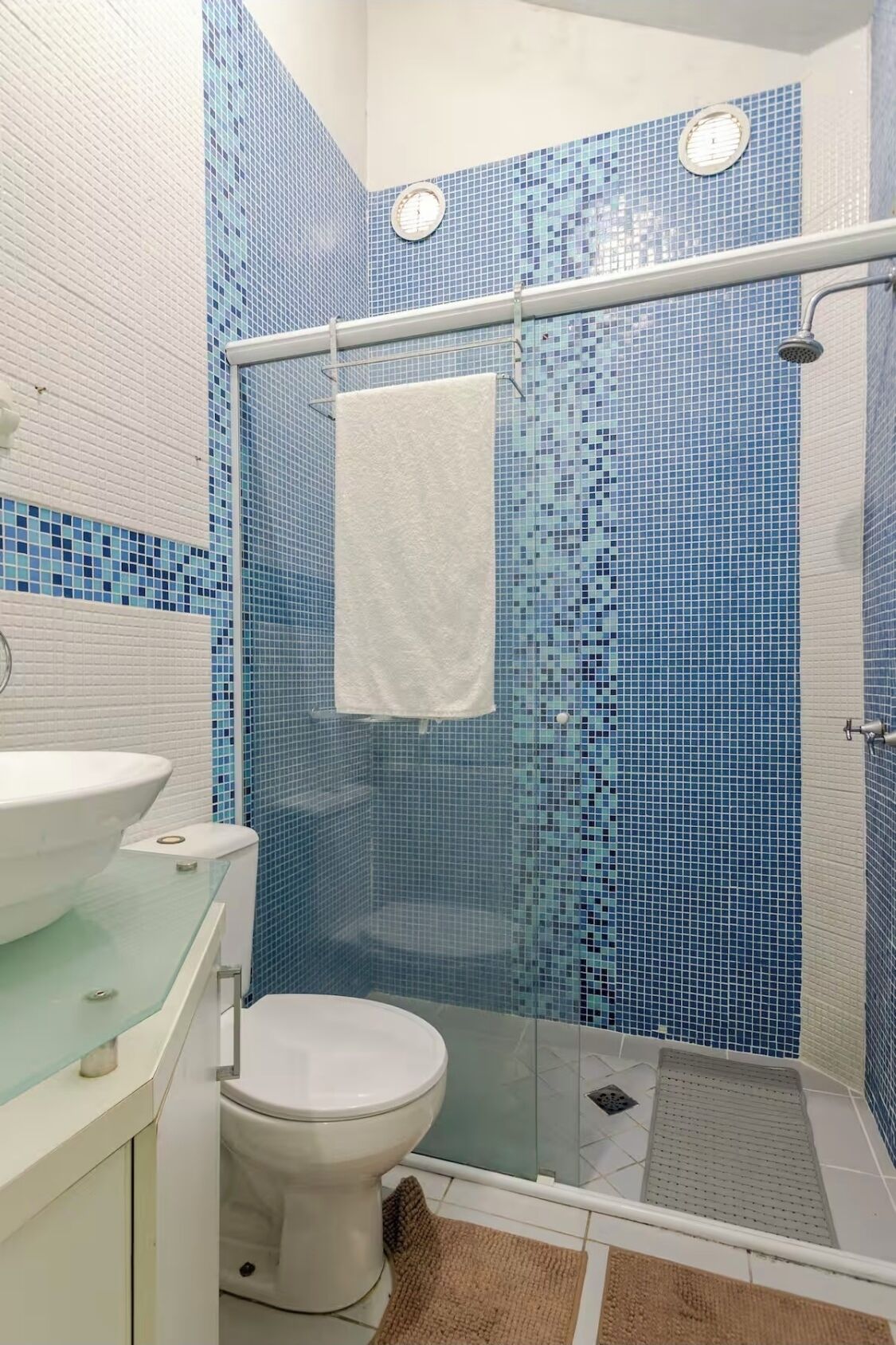 Sèche-cheveux, serviettes fournies, savon, papier toilette
