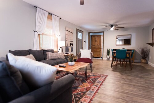 Country home, full kitchen, firepit, 11 mi to UTK.