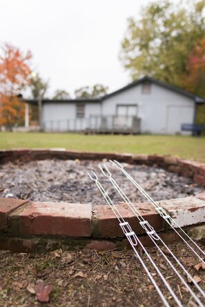 Property grounds - Country home, soaker tub, firepit, 11mi to UTK (Powell)