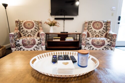 Country home, soaker tub, firepit, 11mi to UTK