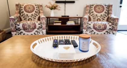 Country home, soaker tub, firepit, 11mi to UTK