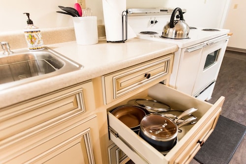 Country home, soaker tub, firepit, 11mi to UTK