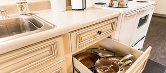 Country home, soaker tub, firepit, 11mi to UTK