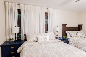 2 habitaciones, escritorio, tabla de planchar con plancha y wifi gratis 