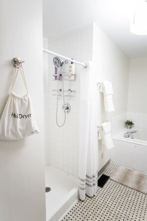 A modern bathroom with a shower, a toilet, and a bathtub. - Country home, 11 mi to UTK (Powell)