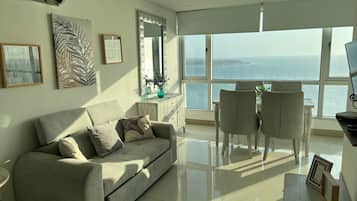 Apartamento conforto, sacada, vista para a praia | Área de estar