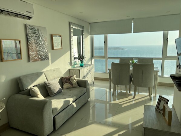 Apartamento conforto, sacada, vista para a praia | Área de estar