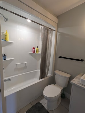 Towels, soap, toilet paper - Cozy Room in Halifax (Halifax)