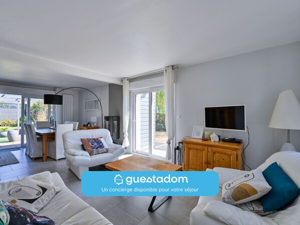 Televisión, reproductor de DVD, libros y estéreo 