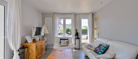 TV, DVD player, books, stereo