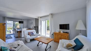 Televisie, een dvd-speler, boeken en een stereo