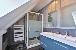Douche, sèche-cheveux, serviettes fournies