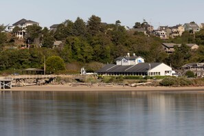 Nær stranden og strandhåndklær