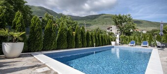 Azzurro I apartment with Swimming pool in Trebinje