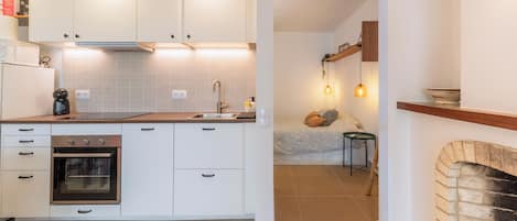 Frigorifero, microonde, forno, piano cottura
