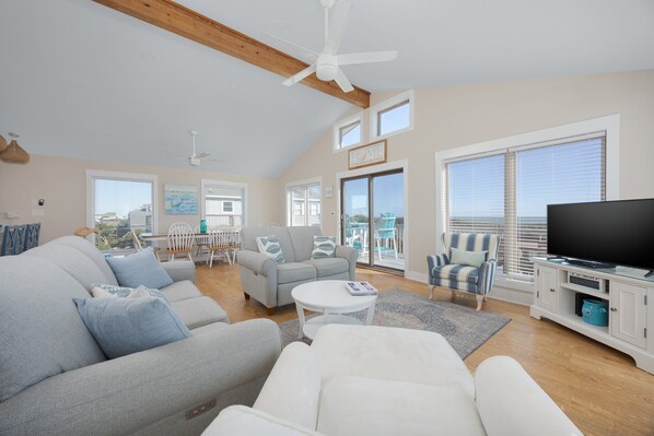 TV, peis, DVD-spiller og bøker