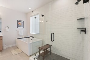 Secadora de cabello, bidet, toallas, jabón 
