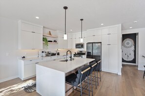 Fridge, microwave, oven, stovetop - Minutes to Deer Valley East with Ski Run Views, Hot Tub, Sauna, Gym, Arcade (Heber City)