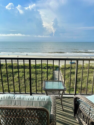 Oceanfront Paradise, Beautifully Decorated, Tons of Amenities, Clean, Unit D4