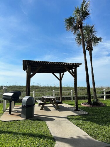 Direct Oceanfront, Clean, tons of amenities, Crescent Sands - Unit D-4