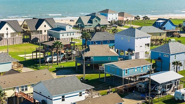 Una zona residencial costera con casas, algunas con terrazas y otras con construcciones independientes.